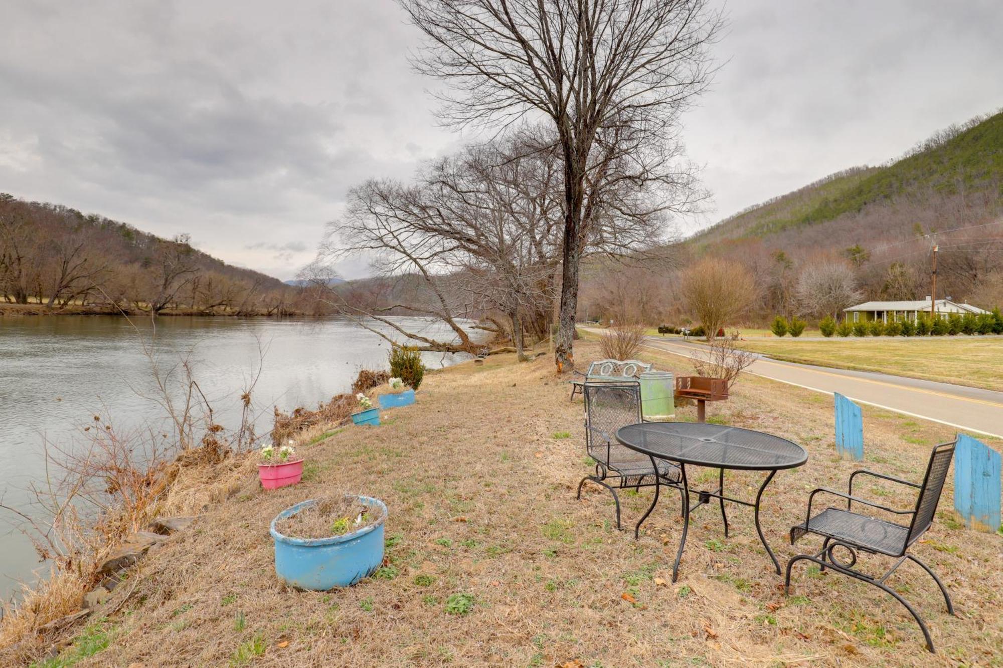 Riverfront Hot Springs Cabin With Private Hot Tub! Exteriér fotografie